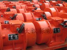 YZS振動(dòng)電機(jī)：加裝防護(hù)外殼，密封性強(qiáng)不易損壞。