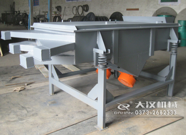  525型直線振動篩采用碳鋼材質(zhì)，有四個出料口可同時篩出5種不同的物料等級。