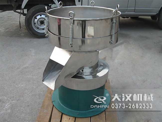 涂料振動篩由：框體，振動斗，出料口，振動電機底座等部件組成