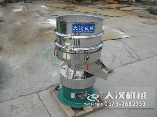 涂料過濾振動篩：利用振動電機的振動力帶動物料在篩網(wǎng)上進行篩分，從而利用篩網(wǎng)孔徑的大小不同，完成涂料的分級，除雜等篩分目的。