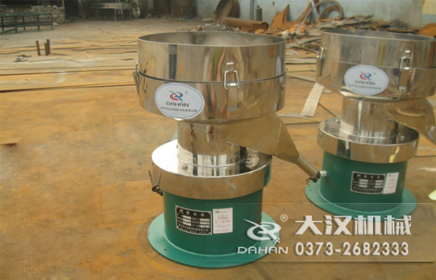 涂料振動篩底部為碳鋼材質(zhì)，上半部分與無聊接觸的為不銹鋼材質(zhì)，這種產(chǎn)品能夠在成本上有所節(jié)約。