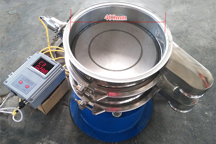 小型振動篩采用彈跳球為清網(wǎng)裝置，清網(wǎng)效果好。