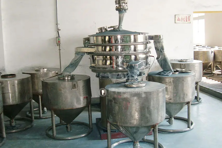 振蕩篩主要特點(diǎn)：換網(wǎng)容易，全封閉模式粉末不飛揚(yáng)，可連續(xù)作業(yè)