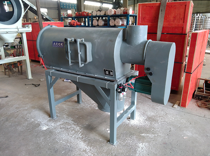 氣流篩采用碳鋼材質(zhì)的外殼，臥式的篩網(wǎng)利用風(fēng)力與物料的離心力對物料進(jìn)行篩分。產(chǎn)量高，效果好。