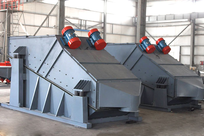 ZSG礦用振動(dòng)篩采用雙電機(jī)振動(dòng)，電機(jī)位置安裝在頂部，便于更好的傳遞振動(dòng)力。