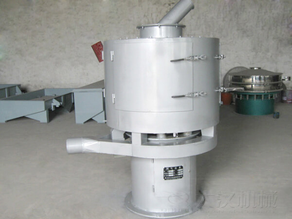 氣流篩與其它普通振動篩不同的是其采用的是立式篩網(wǎng)，篩分主要動力來自風(fēng)機(jī)的吹動帶動物料撲向篩網(wǎng)，從而完成篩分目的。